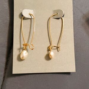 Fish hook pearl earrings